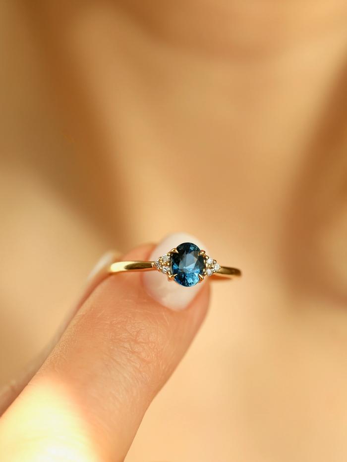 Nangi fine jewelry - blue ring in yellow gold