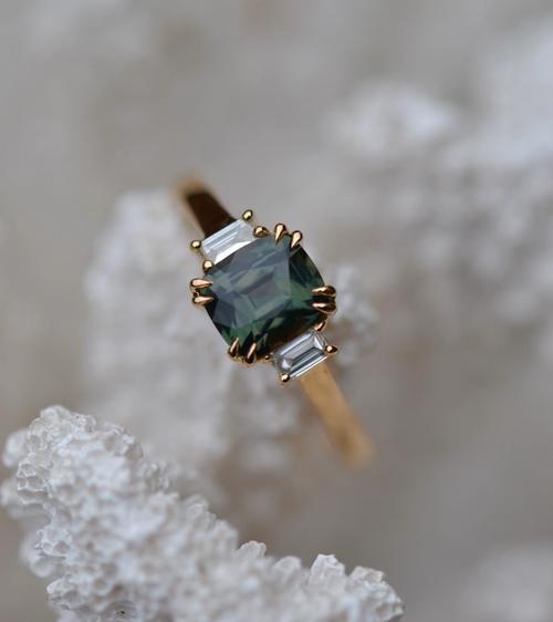 Nangi fine jewelry - green sapphire ring in yellow gold