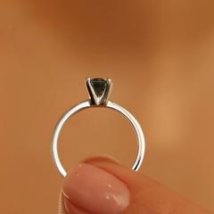 Nangi fine jewelry - green sapphire ring in white gold