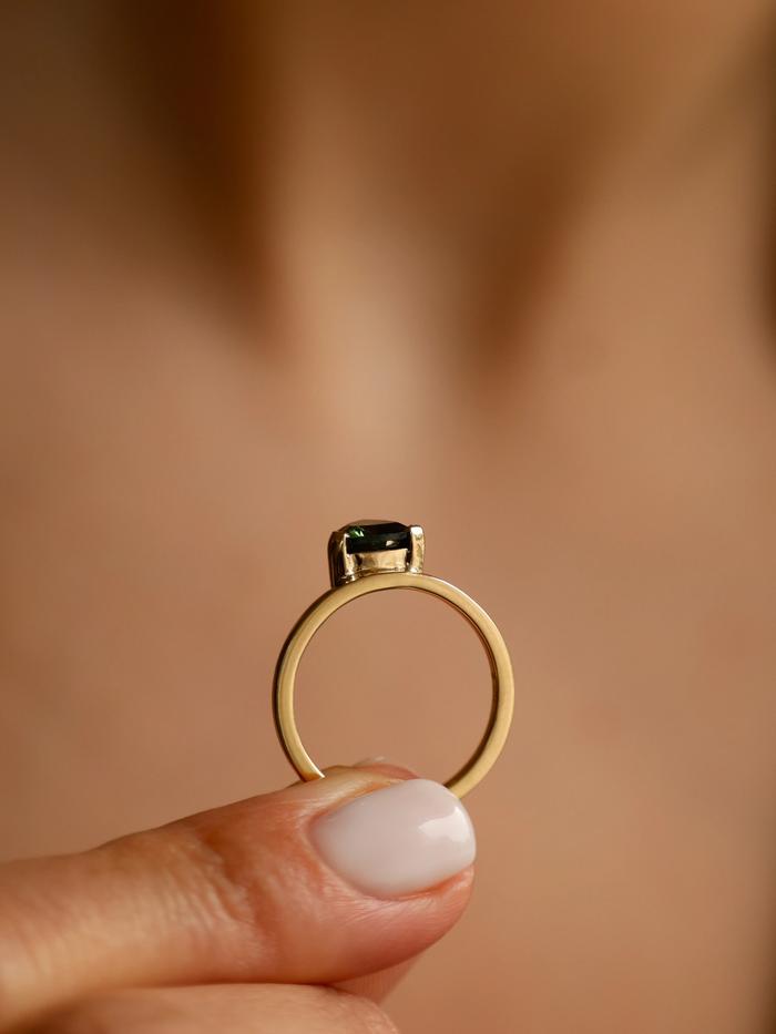 Nangi fine jewelry - green ring in yellow gold