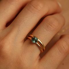 Nangi fine jewelry - green sapphire ring in yellow gold