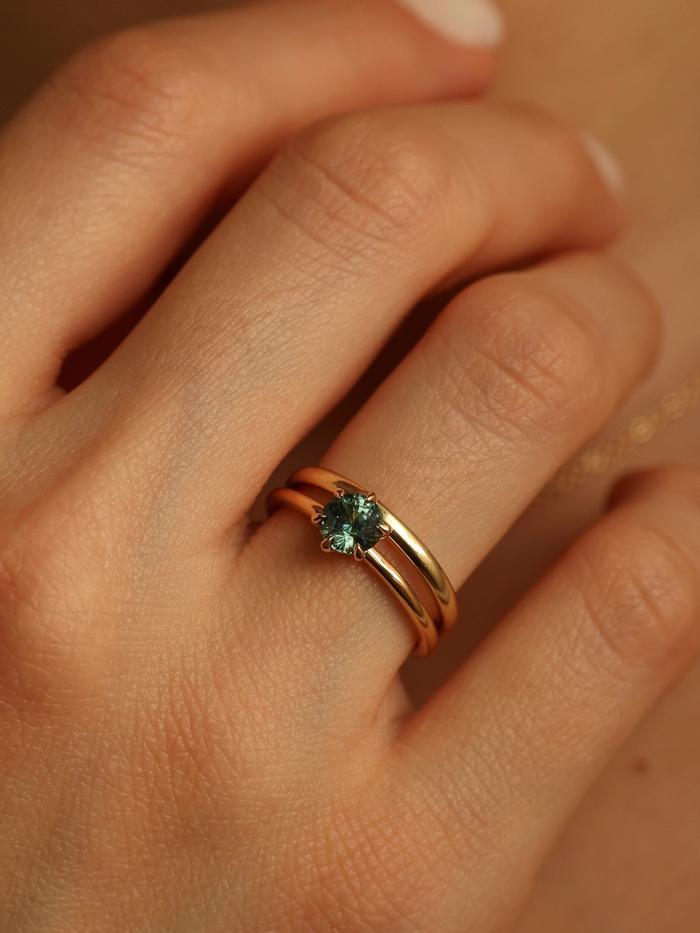 Nangi fine jewelry - green sapphire ring in yellow gold
