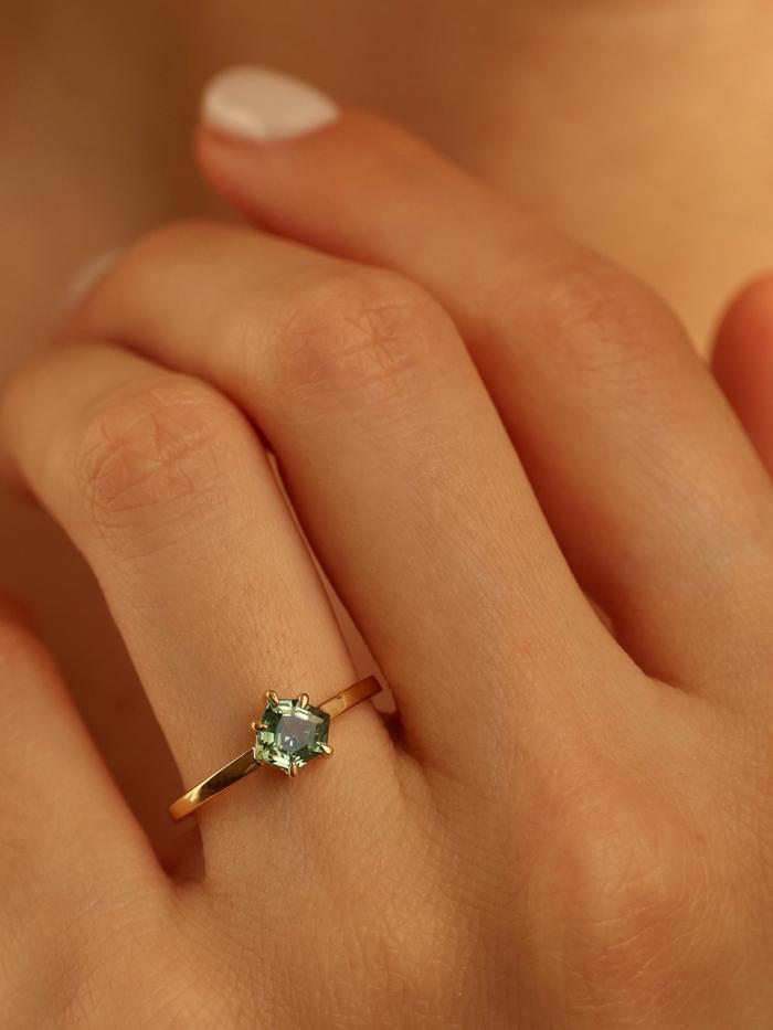 Nangi fine jewelry - green ring in yellow gold