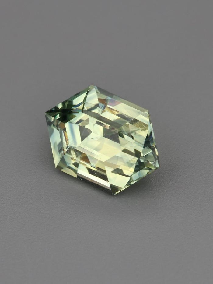 Nangi fine jewelry - green sapphire gemstone in gold
