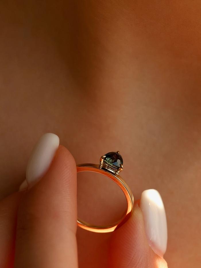 Nangi fine jewelry - teal / Peacock ring in yellow gold