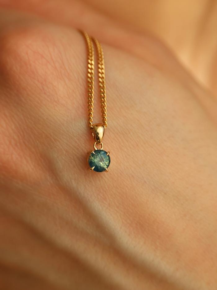 Nangi fine jewelry - teal / Peacock pendant in yellow gold