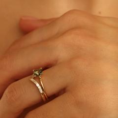 Nangi fine jewelry - teal / Peacock sapphire ring in yellow gold