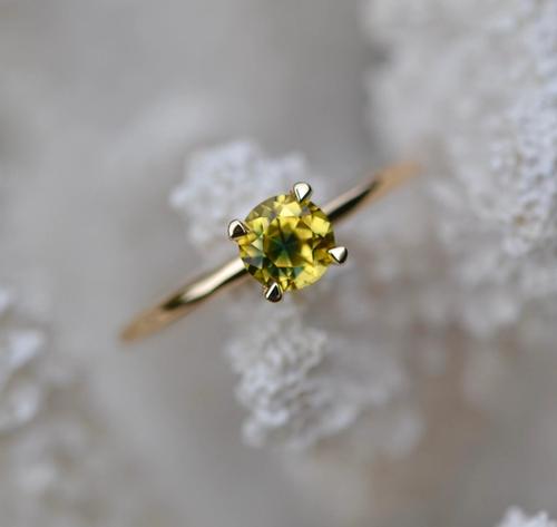 Nangi fine jewelry - yellow sapphire ring in yellow gold