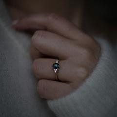 Nangi fine jewelry - green sapphire ring in yellow gold