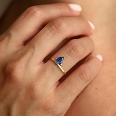 Nangi fine jewelry - blue sapphire ring in yellow gold