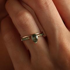 Nangi fine jewelry - green sapphire ring in yellow gold