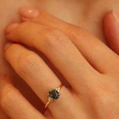 Nangi fine jewelry - teal / Peacock sapphire ring in yellow gold