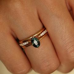 Nangi fine jewelry - teal sapphire ring in yellow gold