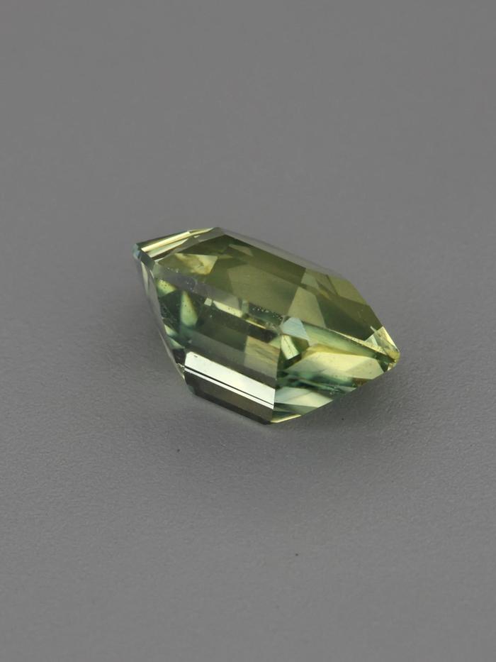 Nangi fine jewelry - green sapphire gemstone in gold