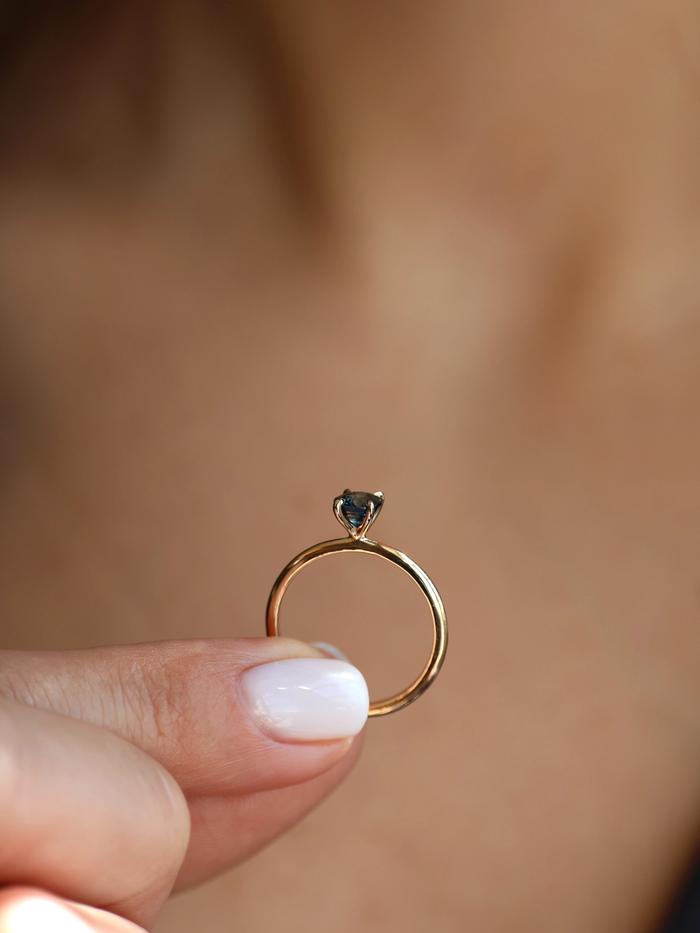 Nangi fine jewelry - teal / Peacock sapphire ring in yellow gold