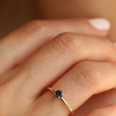 Nangi fine jewelry - blue sapphire ring in yellow gold