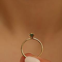 Nangi fine jewelry - green sapphire ring in yellow gold