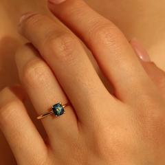 Nangi fine jewelry - teal / Peacock sapphire ring in yellow gold