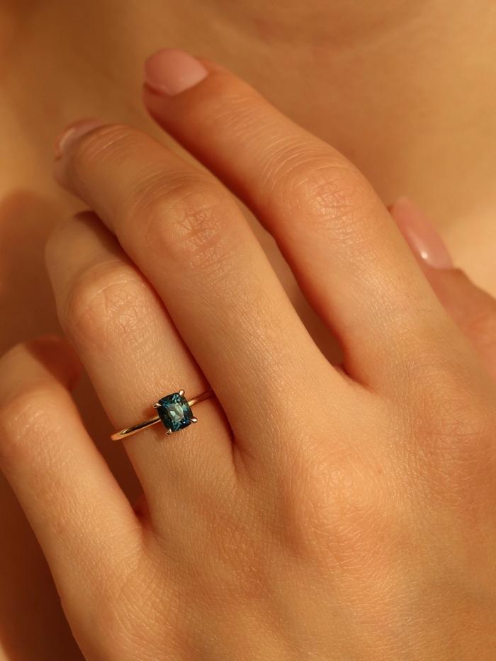 Nangi fine jewelry - teal / Peacock sapphire ring in yellow gold