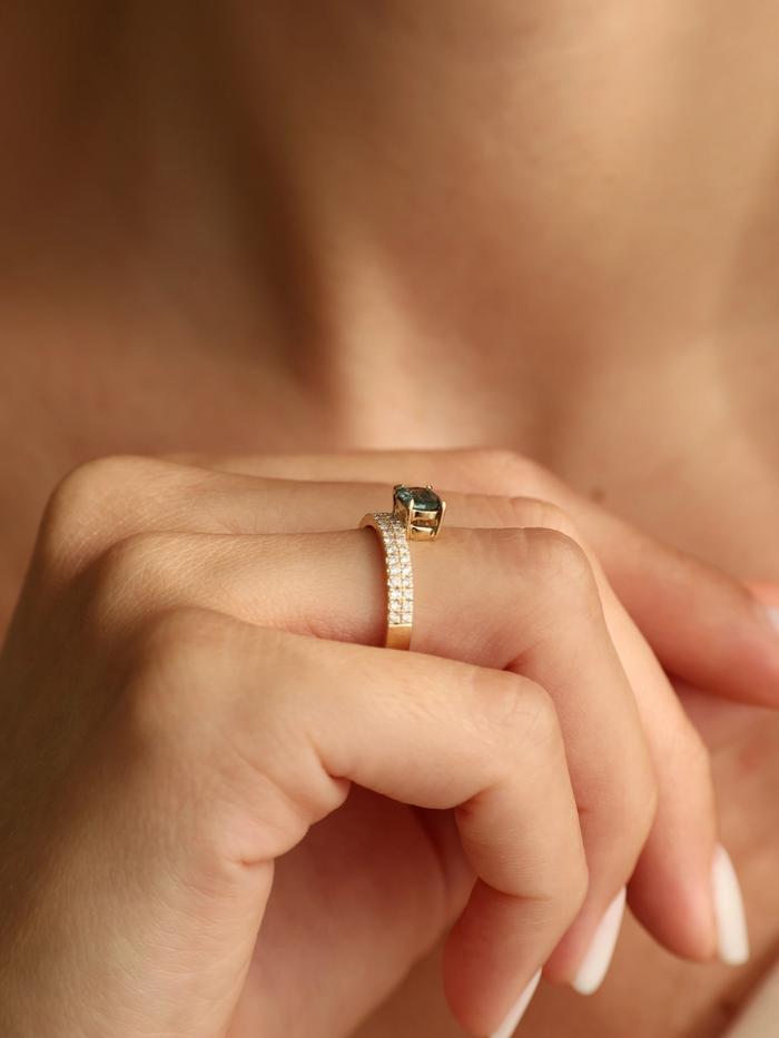 Nangi fine jewelry - teal / Peacock sapphire ring in yellow gold