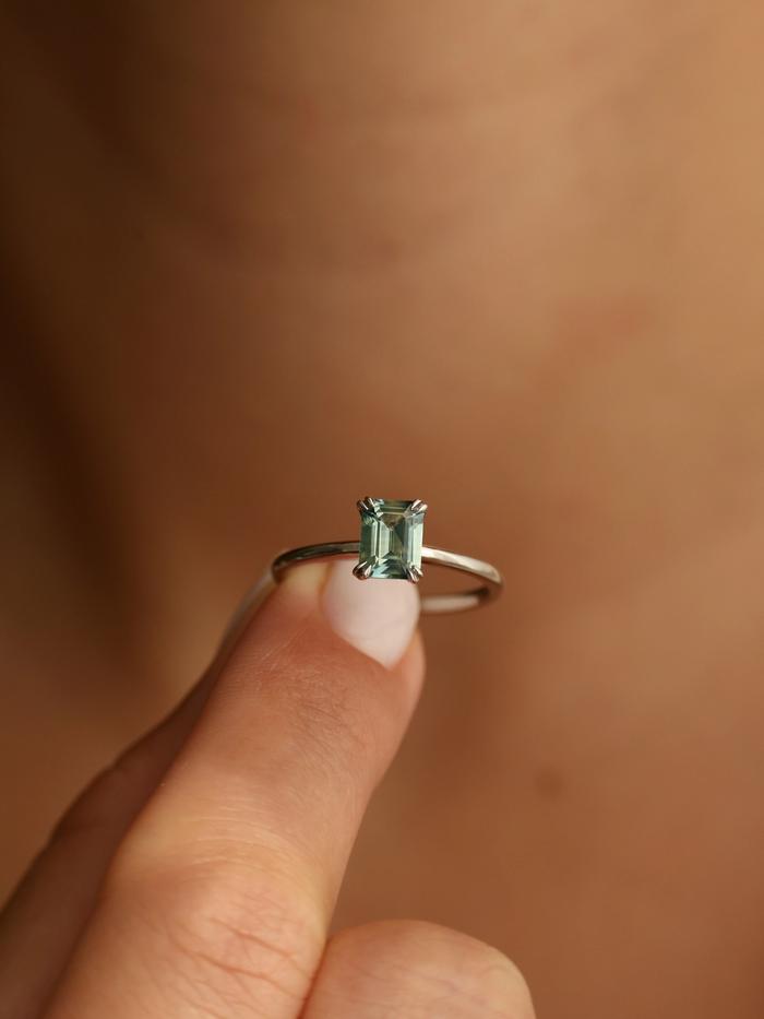 Nangi fine jewelry - green ring in white gold