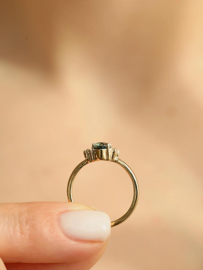 Nangi fine jewelry - teal / Peacock sapphire ring in yellow gold