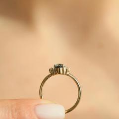 Nangi fine jewelry - teal / Peacock sapphire ring in yellow gold