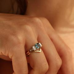 Nangi fine jewelry - teal / Peacock sapphire ring in yellow gold