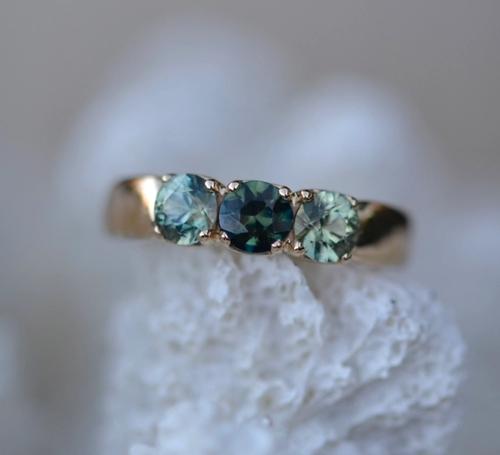 Nangi fine jewelry - green sapphire ring in yellow gold