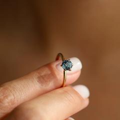 Nangi fine jewelry - teal / Peacock ring in yellow gold