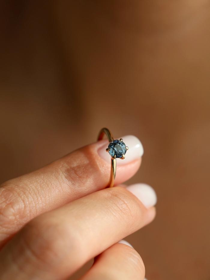 Nangi fine jewelry - teal / Peacock ring in yellow gold