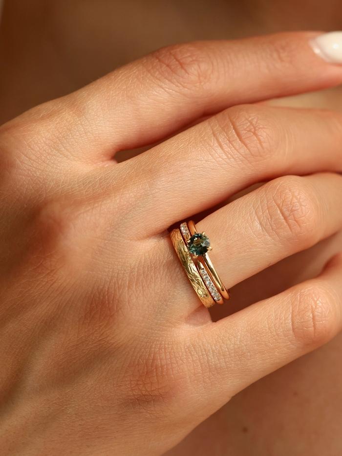 Nangi fine jewelry - teal / Peacock sapphire ring in yellow gold