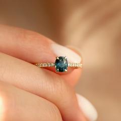 Nangi fine jewelry - teal / Peacock sapphire ring in yellow gold