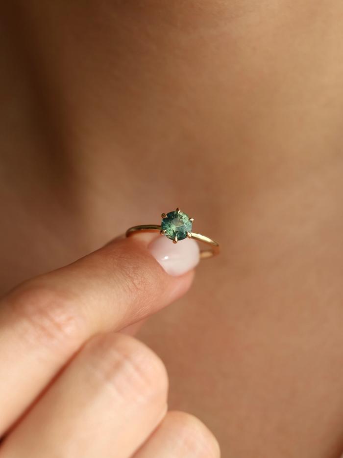 Nangi fine jewelry - green ring in yellow gold