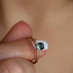 Nangi fine jewelry - teal / Peacock sapphire ring in yellow gold