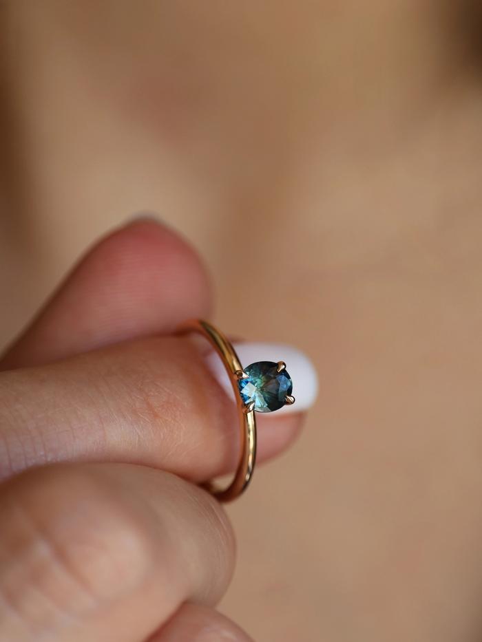 Nangi fine jewelry - teal / Peacock sapphire ring in yellow gold
