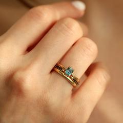 Nangi fine jewelry - blue sapphire ring in yellow gold