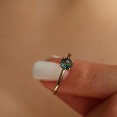 Nangi fine jewelry - teal / Peacock sapphire ring in yellow gold