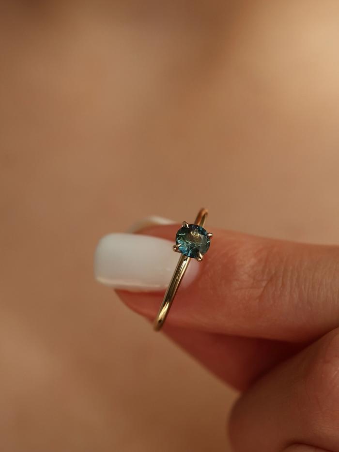Nangi fine jewelry - teal / Peacock sapphire ring in yellow gold