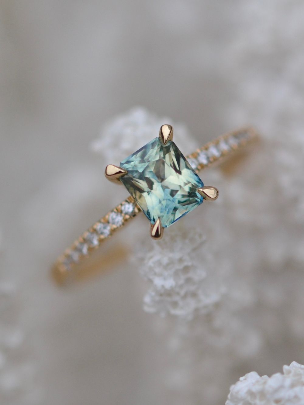Bicolored Green & Yellow Sapphire & Diamonds 