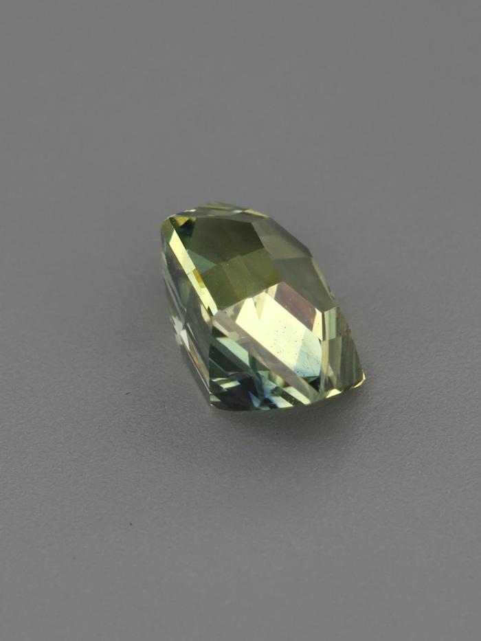 Nangi fine jewelry - green sapphire gemstone in gold