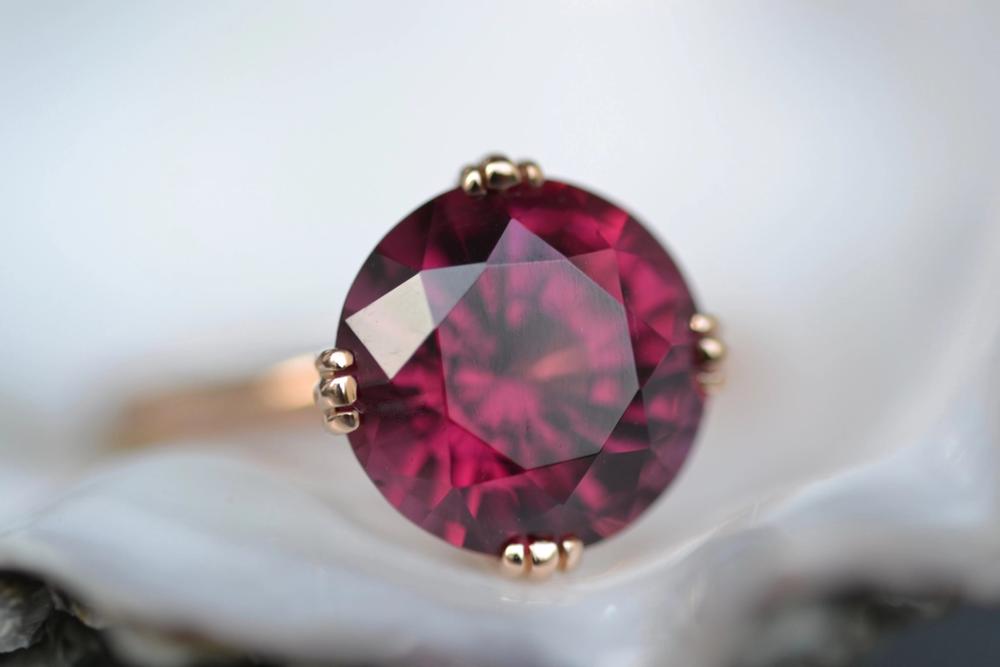 Nangi fine jewelry - garnet ring in rose_gold