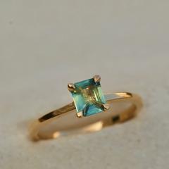 Nangi fine jewelry - green sapphire ring in yellow gold