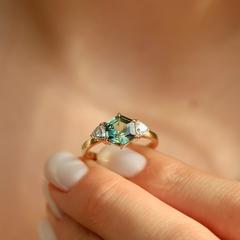 Nangi fine jewelry - green sapphire ring in yellow gold