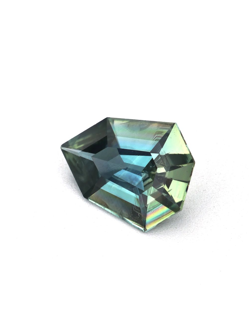 0,87 ct Ocean Crest, Shield Cut Sapphire