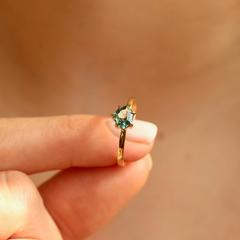 Nangi fine jewelry - teal / Peacock sapphire ring in yellow gold