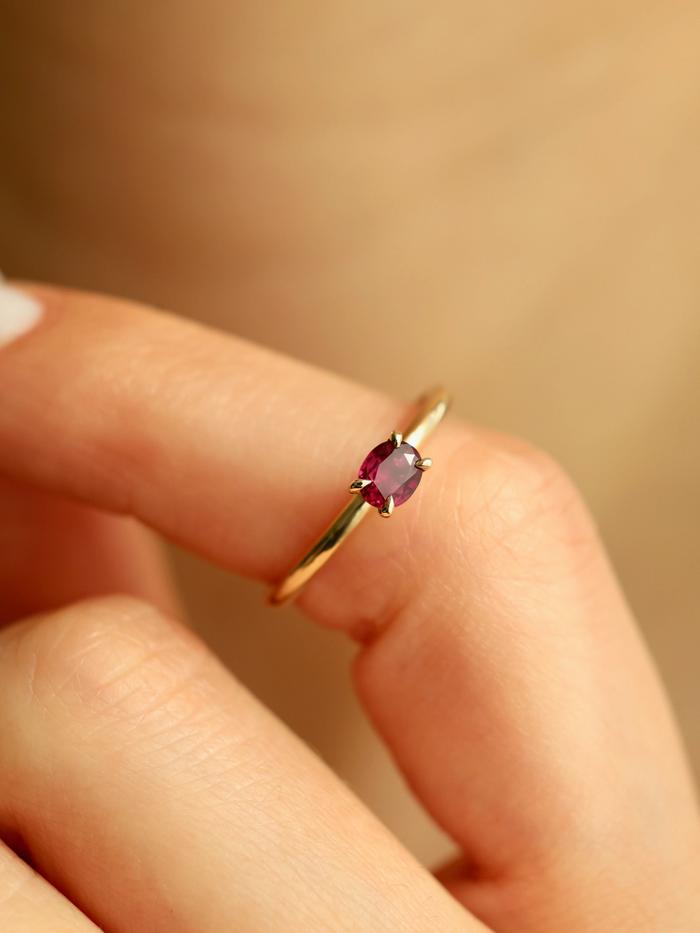 Nangi fine jewelry - red ring in yellow gold