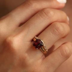 Nangi fine jewelry - red garnet ring in yellow gold