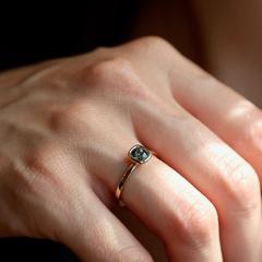 Nangi fine jewelry - teal / Peacock sapphire ring in yellow gold