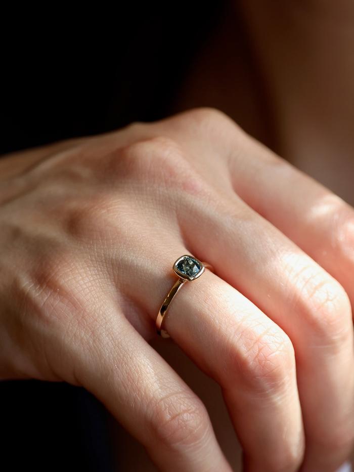 Nangi fine jewelry - teal / Peacock sapphire ring in yellow gold